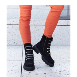 Mustat eristetyt eko-mokkanahkanilkkurit strassilla 1