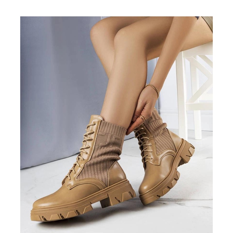 Beiget tennarit, joissa joustava päällinen 1