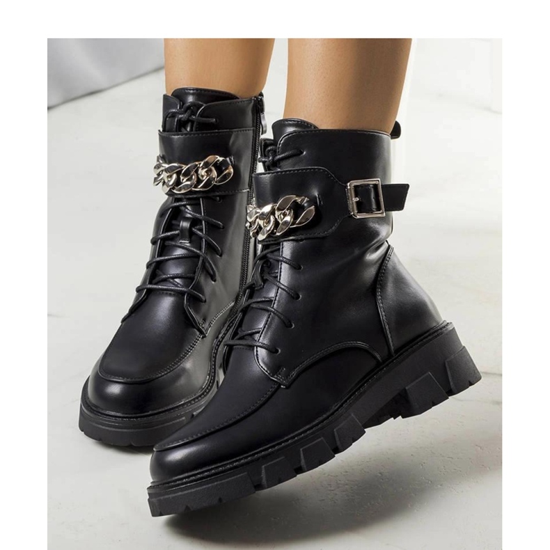 Mustat, eristetyt vaelluskengät 2