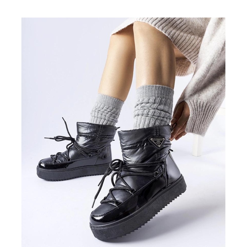 Mustat eristetyt lumisaappaat kuminauhalla 1