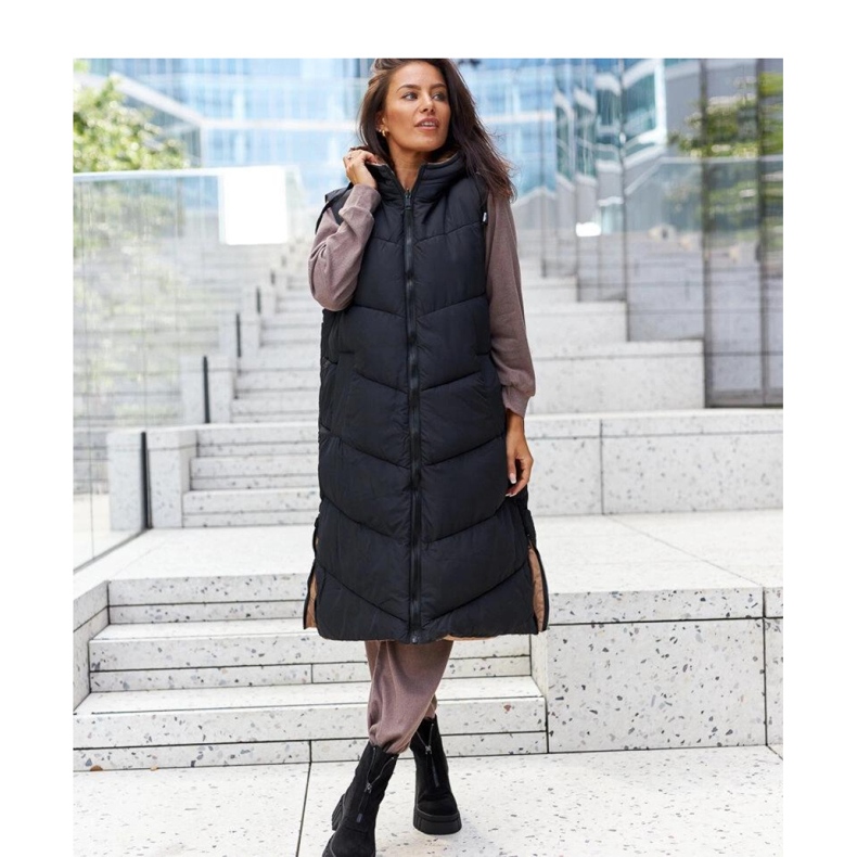 Mustat eristetyt vetoketjulliset saappaat ekologisesta mokkasta 1