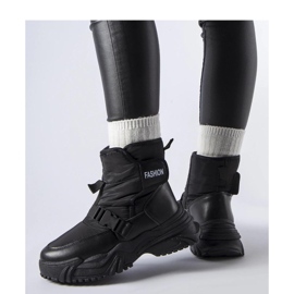 Mustat eristetyt lumisaappaat tarranauhalla 1