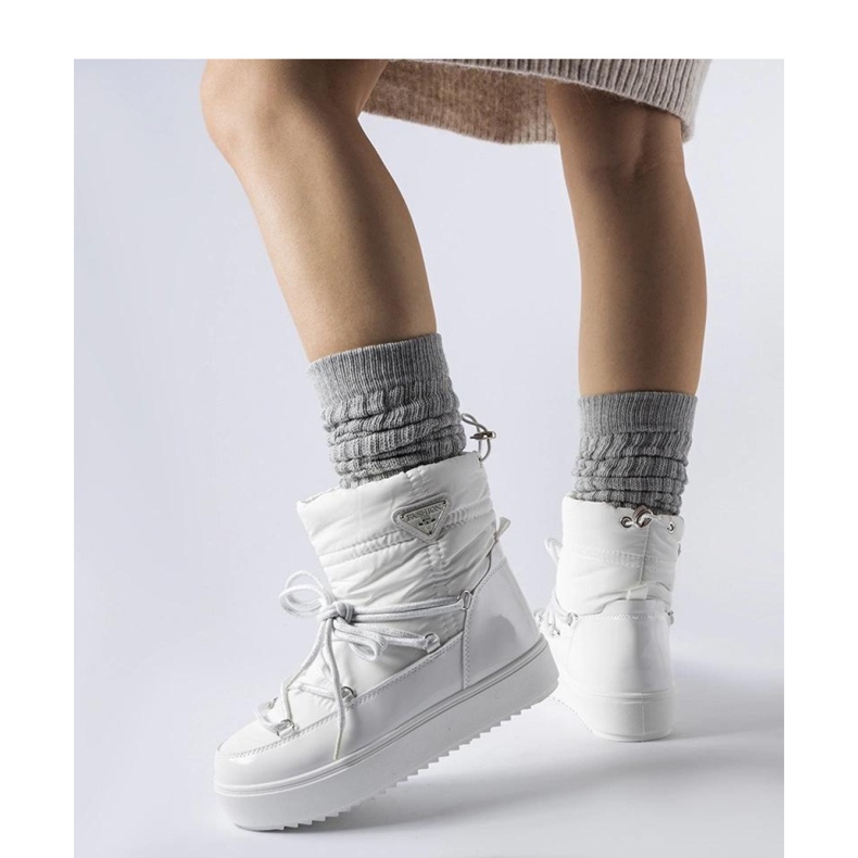 Valkoiset eristetyt lumisaappaat kuminauhalla valkoinen 1