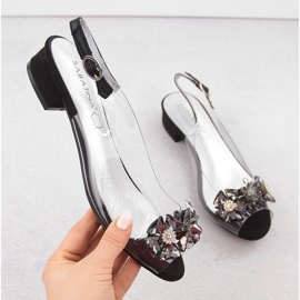 Sabatinan mustat läpinäkyvät litteät sandaalit kivillä 1