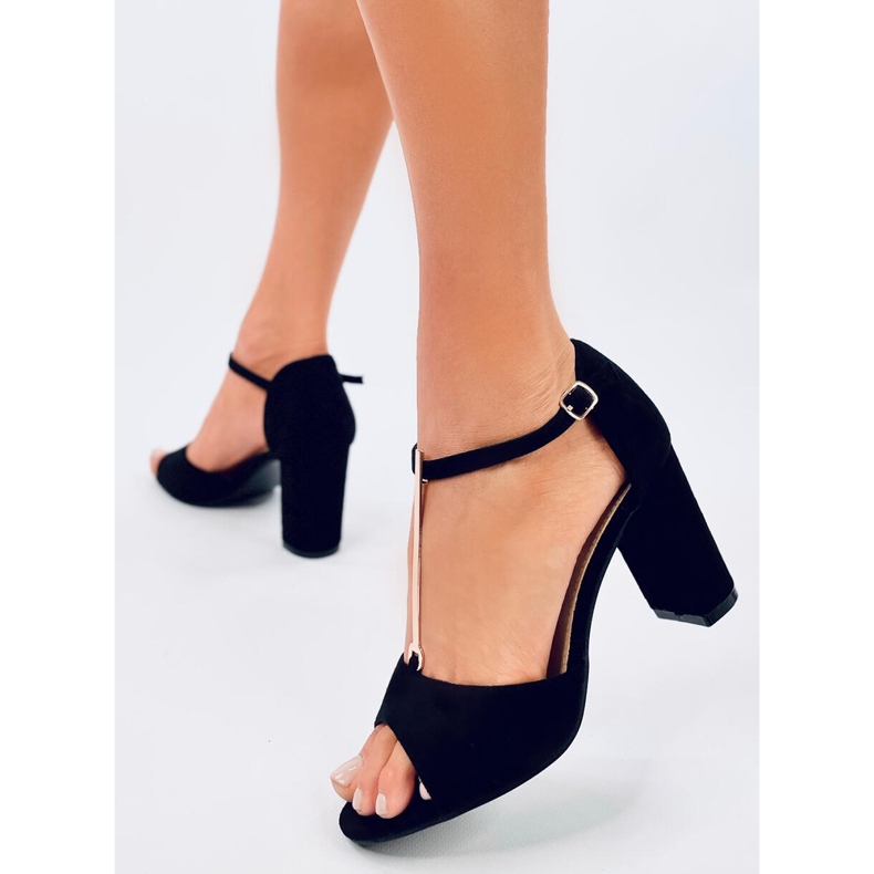 Ferdi Mustat korkeakorkoiset sandaalit kullanvärisillä koristeilla 2