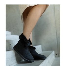 Mustat eristetyt lumikengät kauluksella 1