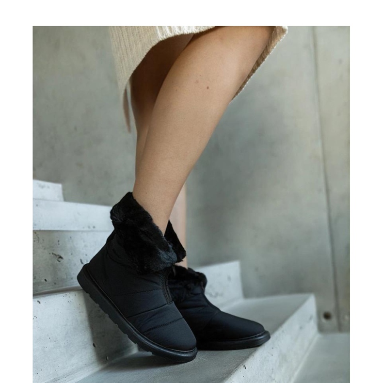 Mustat eristetyt lumikengät kauluksella 1