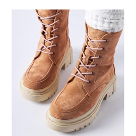 Saappaat massiivisella Riel-pohjalla punainen 1