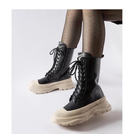 Mustat työläiskengät, joissa paksu beige pohja Crosia - Solea 1