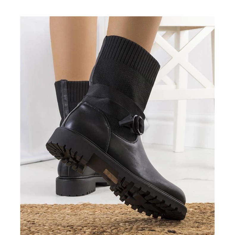 Mustat nilkkurit, joissa joustava päällinen Ricky - Solea 1