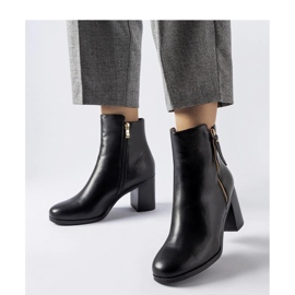 Musta eristetty klassinen Edilio - Solea saappaat 1