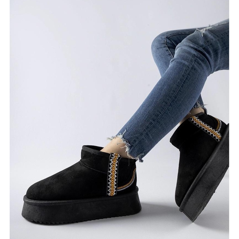 Mustat alustan lumisaappaat 1