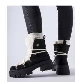 Mustat työläissaappaat koristekielekkeellä 1