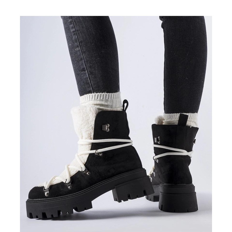 Mustat työläissaappaat koristekielekkeellä 1