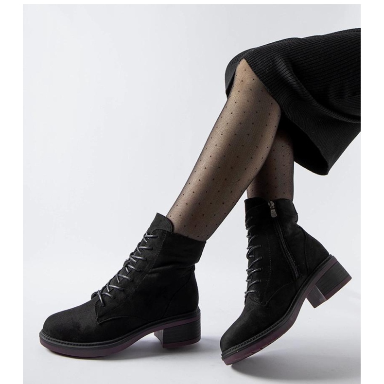 Mustat klassiset nilkkurit violetilla pohjalla 1