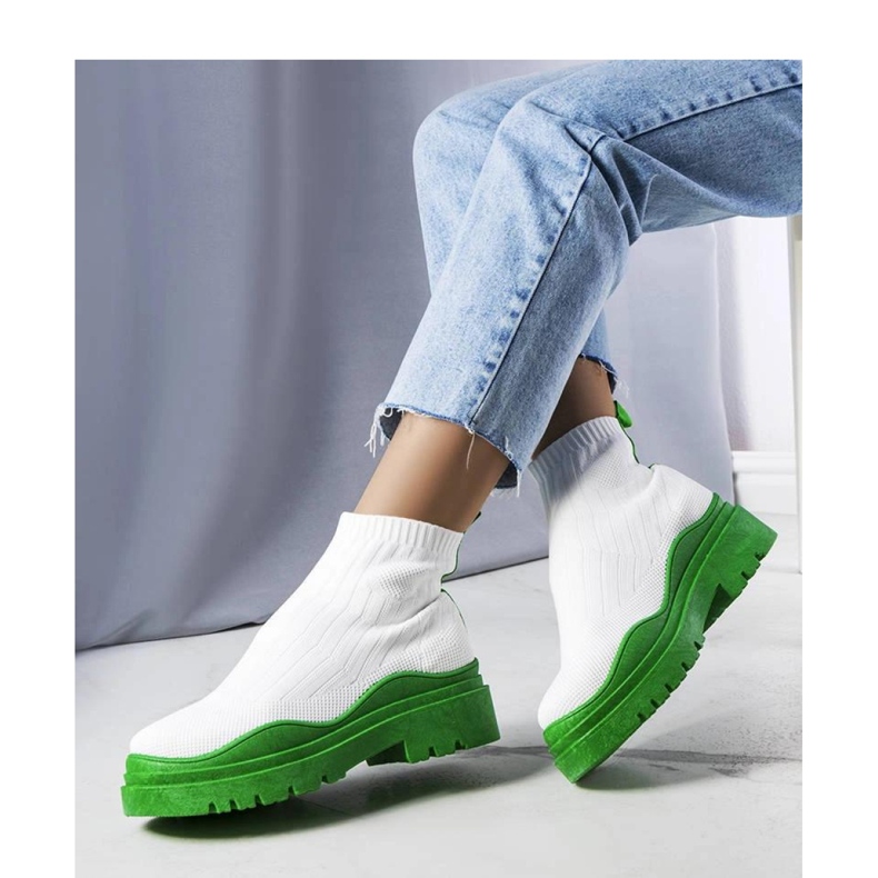 Valkoiset saappaat vihreällä pohjalla valkoinen 1
