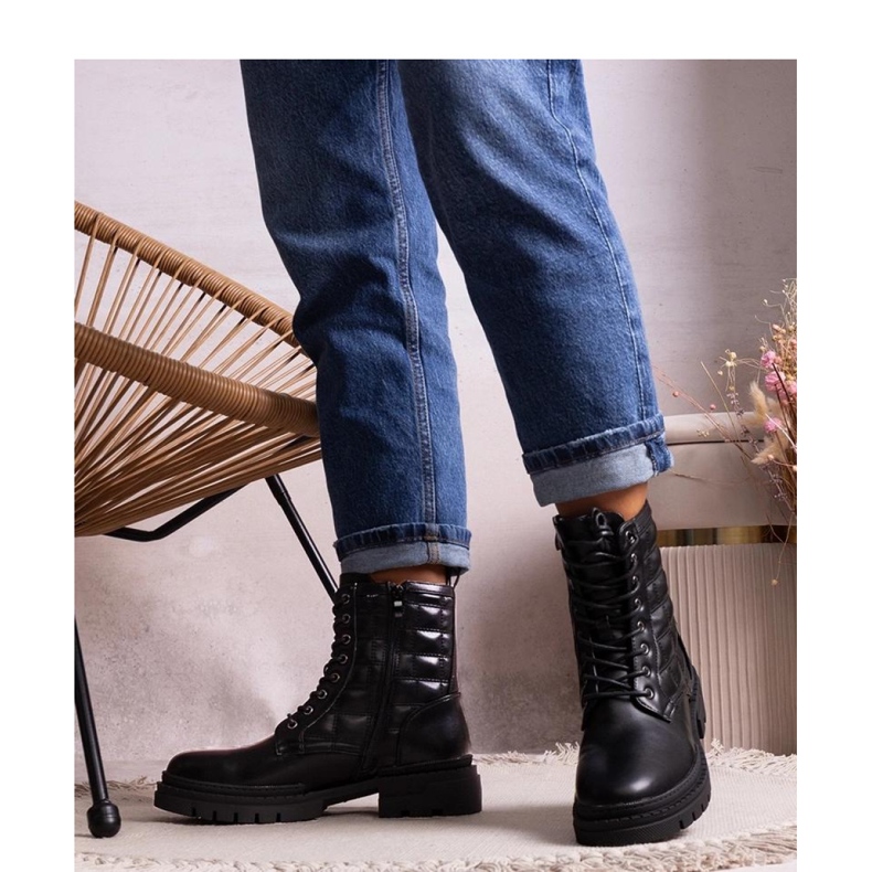 Mustat tikatut lenkkarit 1