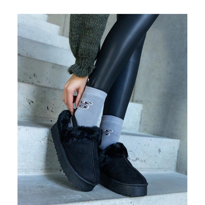 Mustat alustatossut, joissa on turkista koristeltu ja kuminauha kantapäässä 2