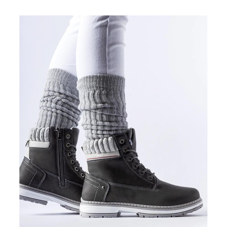 Harmaat, eristetyt vaelluskengät 1