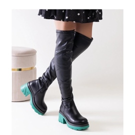 Mustat eristetyt saappaat massiivisella kantapäällä 1