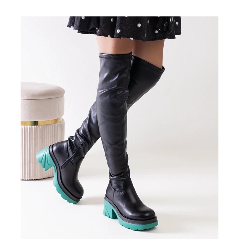 Mustat eristetyt saappaat massiivisella kantapäällä 1