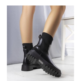 Mustat eristetyt saappaat 1