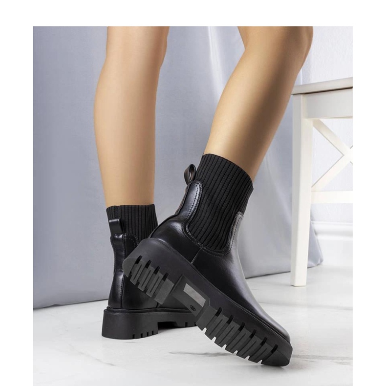 Mustat eristetyt saappaat 1