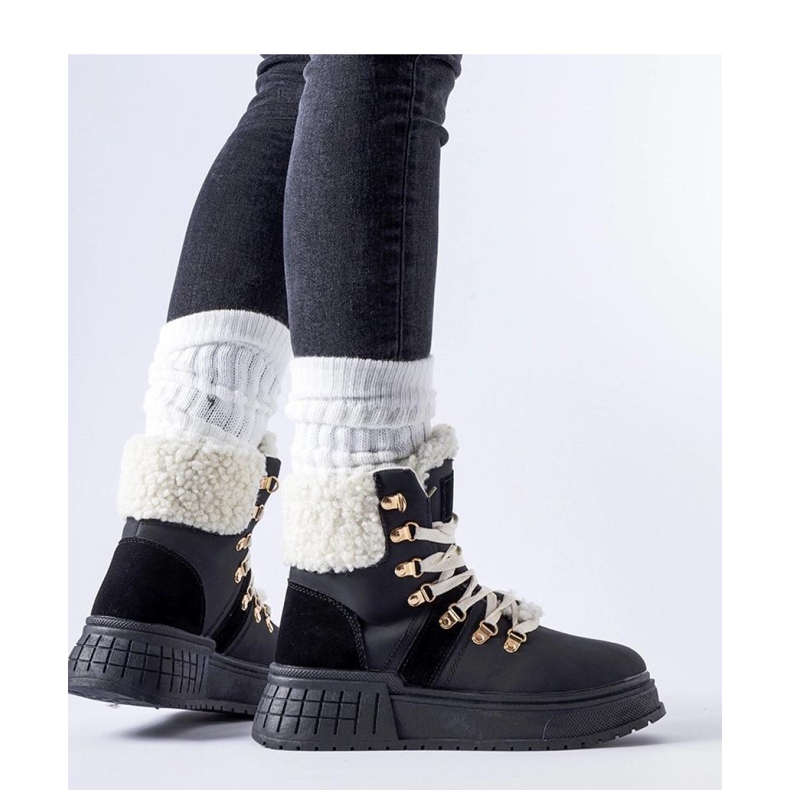 Mustat työntekijät massiivisella alustalla 1