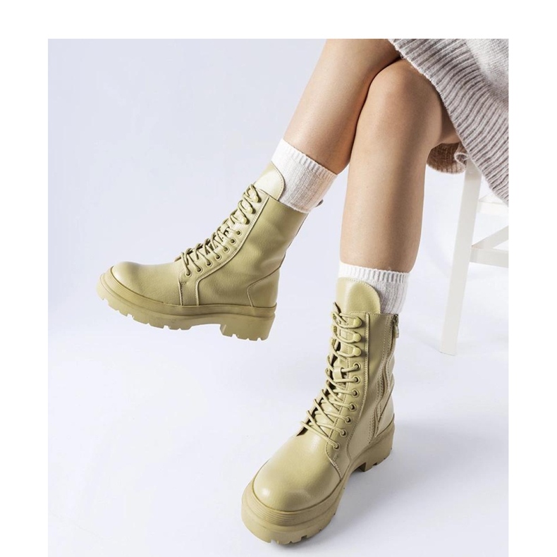 Vaaleanvihreät tasaiset saappaat suojalla 1