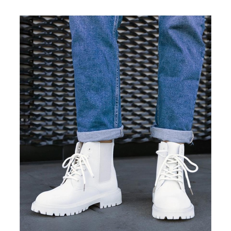 Vaalean beigenväriset eristetyt vaelluskengät 1