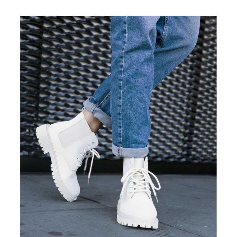 Vaalean beigenväriset eristetyt vaelluskengät 2