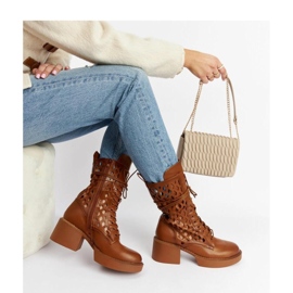 Ruskeat harjakattoiset saappaat korkokengillä 1