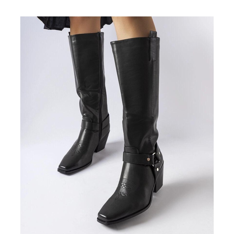 Mustat cowboysaappaat pylväässä 1