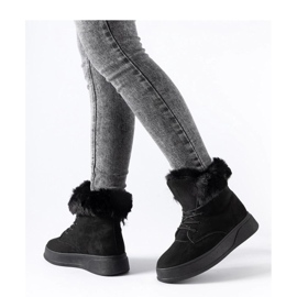 Mustat alustan lumisaappaat 1