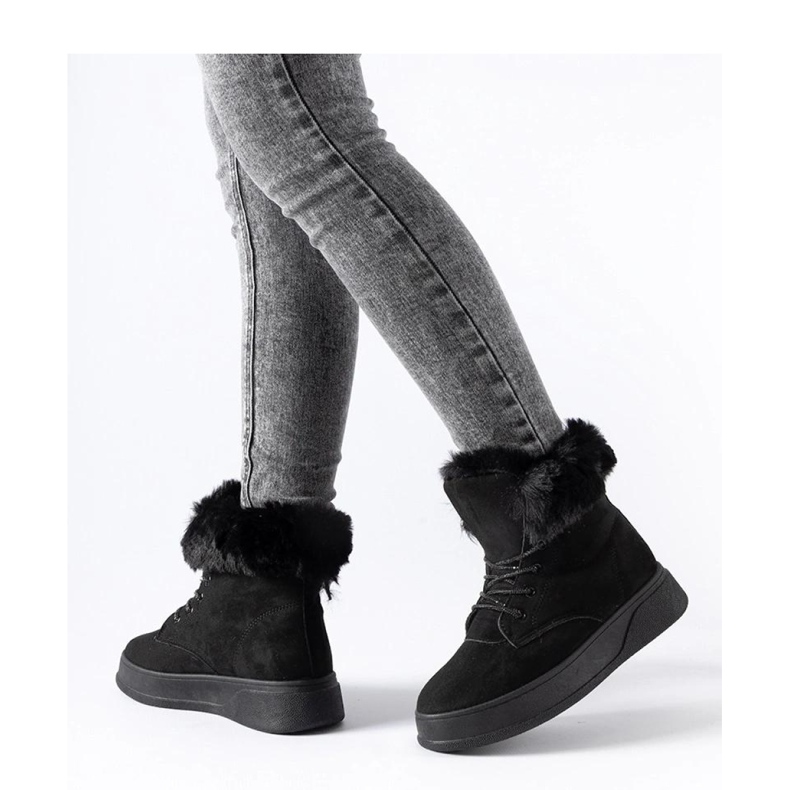 Mustat alustan lumisaappaat 1