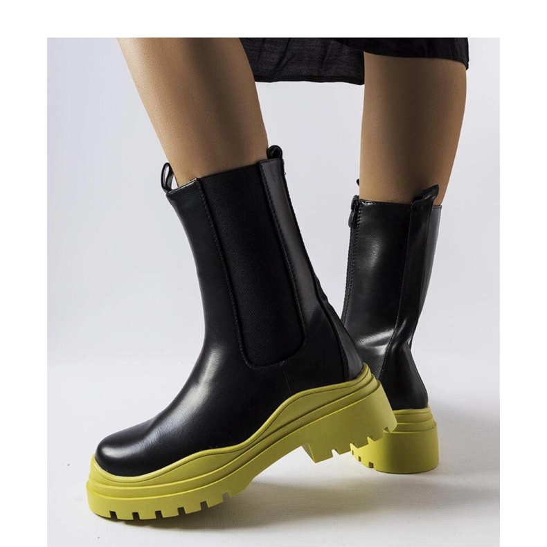 Mustat saappaat värillisellä pohjalla 1