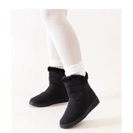 Mustat lumisaappaat, joissa on turkki 1