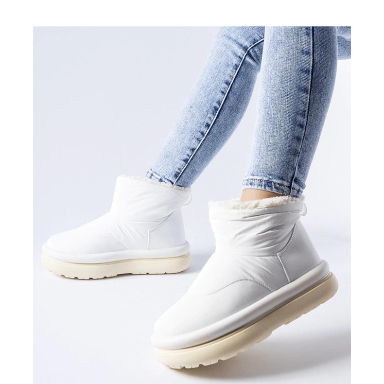 Valkoiset eristetyt lumikengät valkoinen 1