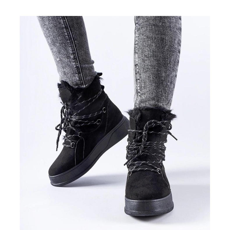 Mustat alustan lumisaappaat 1