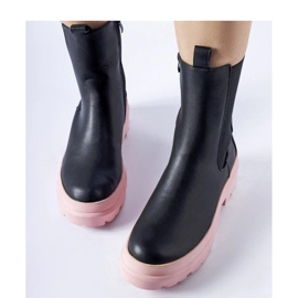 Mustat saappaat vaaleanpunaisilla pohjalla 2