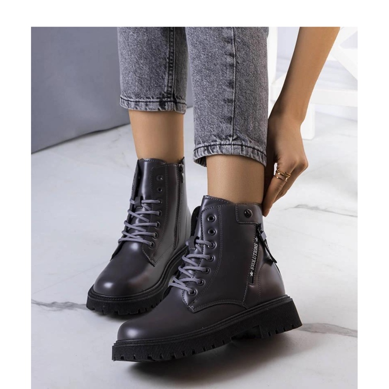 Harmaat, eristetyt vaelluskengät 1