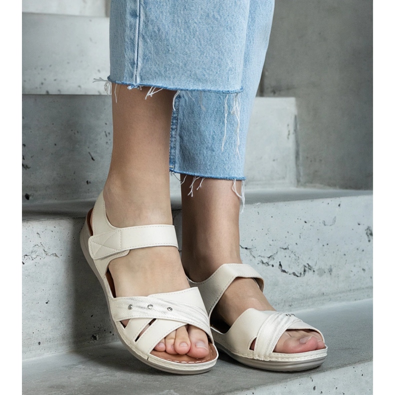 Beiget alustasandaalit 1