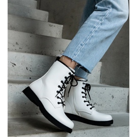 Valkoiset eristetyt ekologiset työsaappaat valkoinen 2