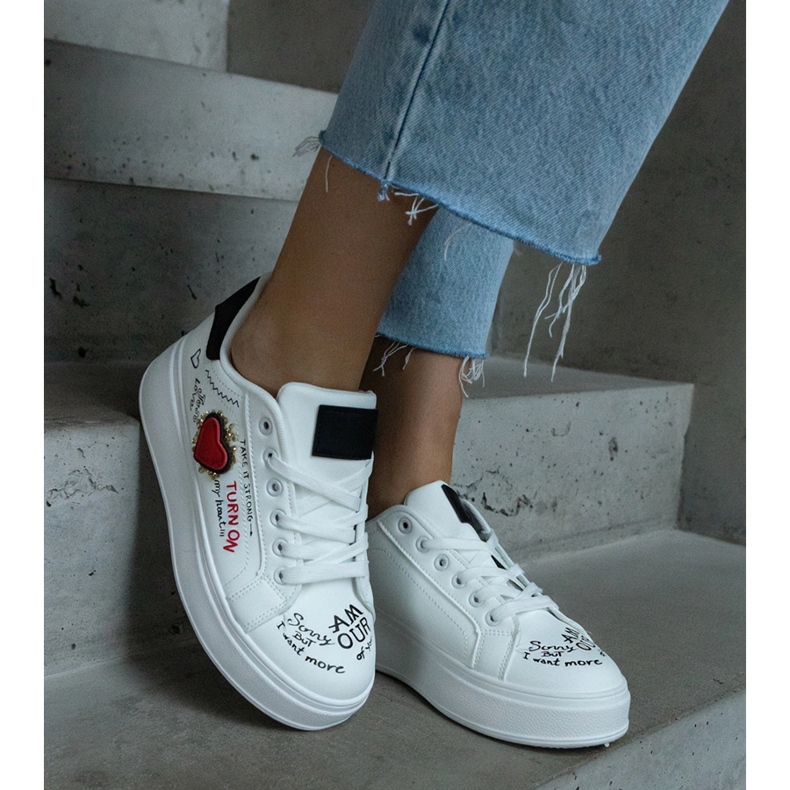 Valkoiset lenkkarit koristeltu laastari ja kirjoitukset alustassa valkoinen 1