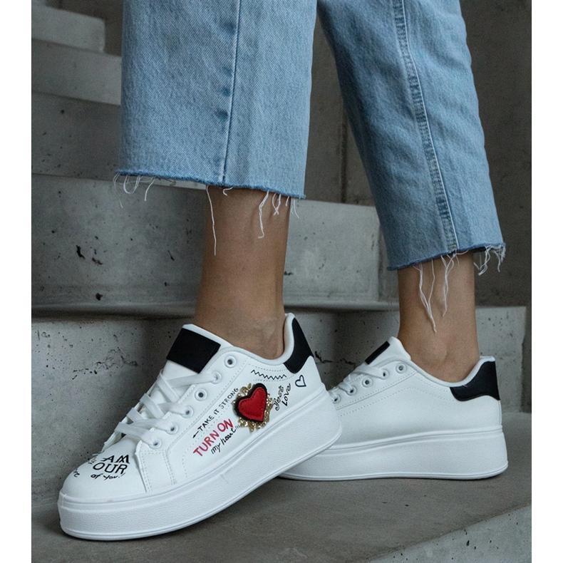 Valkoiset lenkkarit koristeltu laastari ja kirjoitukset alustassa valkoinen 2