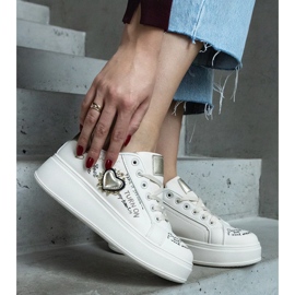 Beiget lenkkarit, joissa on merkintä ja merkinnät Etara-alustalla 2