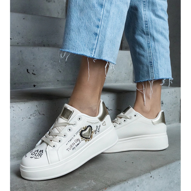 Beiget lenkkarit, joissa on merkintä ja merkinnät Etara-alustalla 1