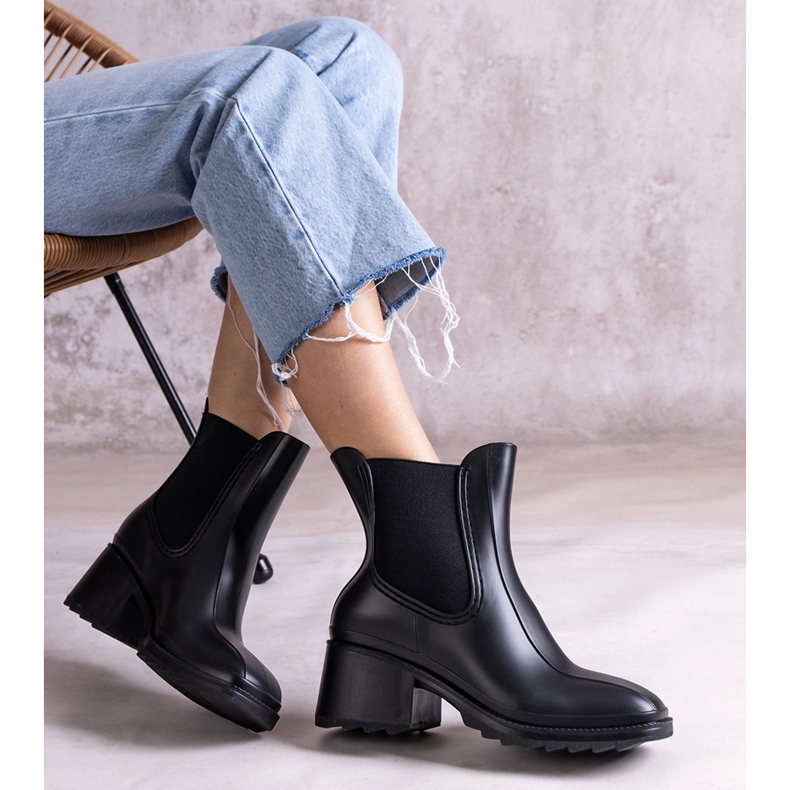 Mustat kalossit korkokengissä 1