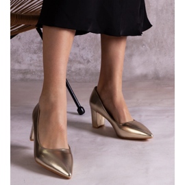 Kultaiset pumput pilarissa kultainen 1