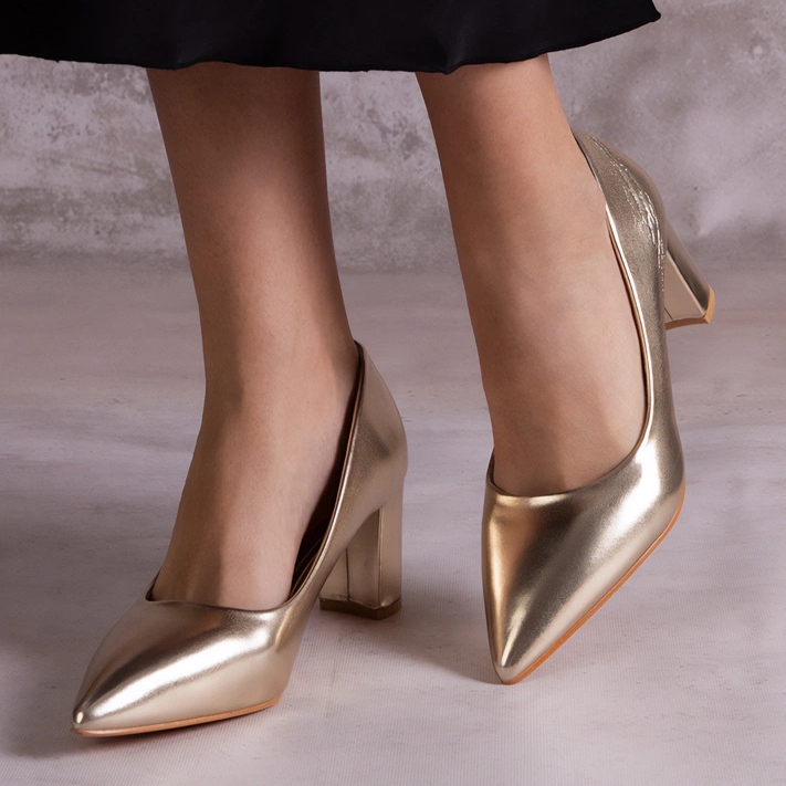 Kultaiset pumput pilarissa kultainen 2